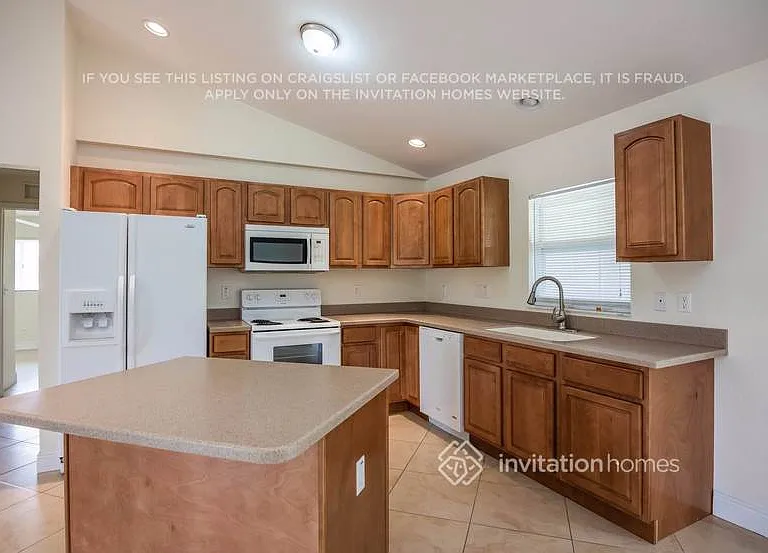 921 NW 3rd Pl — Photo 7