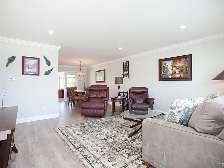 925 La Fiesta Way — Photo 2