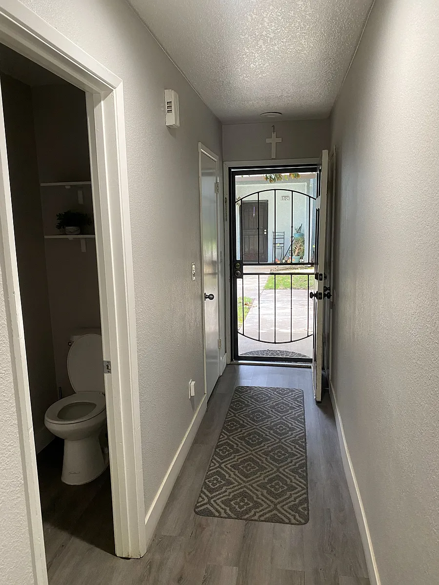 Hall entrance with half bath. - 568 Pirinen Ln #D