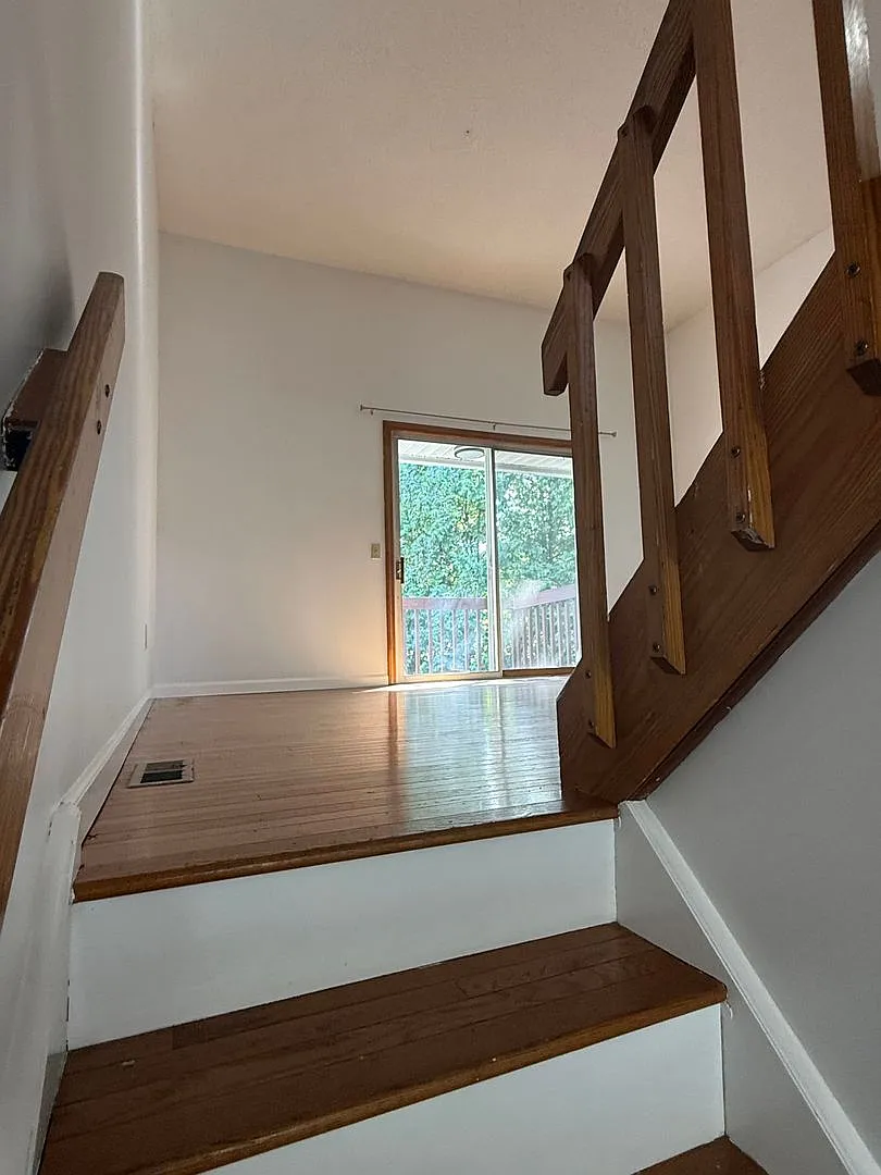For Rent 2 bedroom, 1 bath — Photo 2