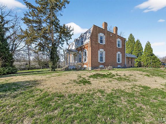 4th image of 16 Maple St