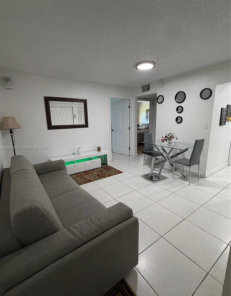 Lakeview Gardens At Miami — Photo 3