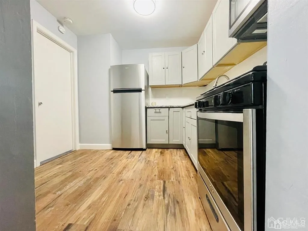 2 bed, 1.0 bath, 702 sqft, $2,150 — Photo 2