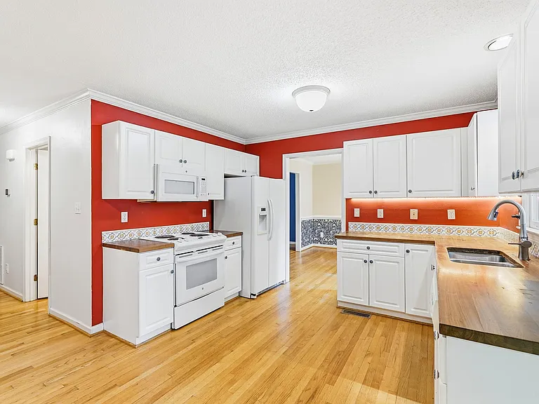 1424 Brookwood Dr — Photo 9
