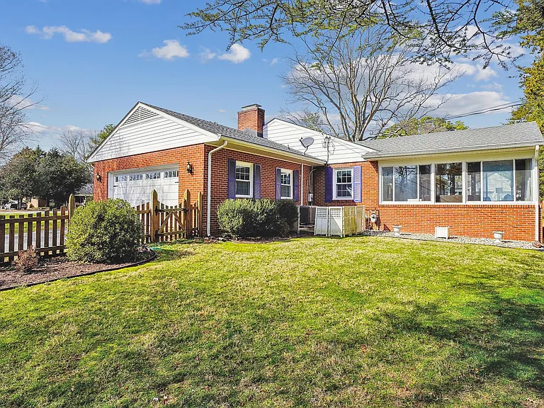 532 Trippe Ave — Photo 3