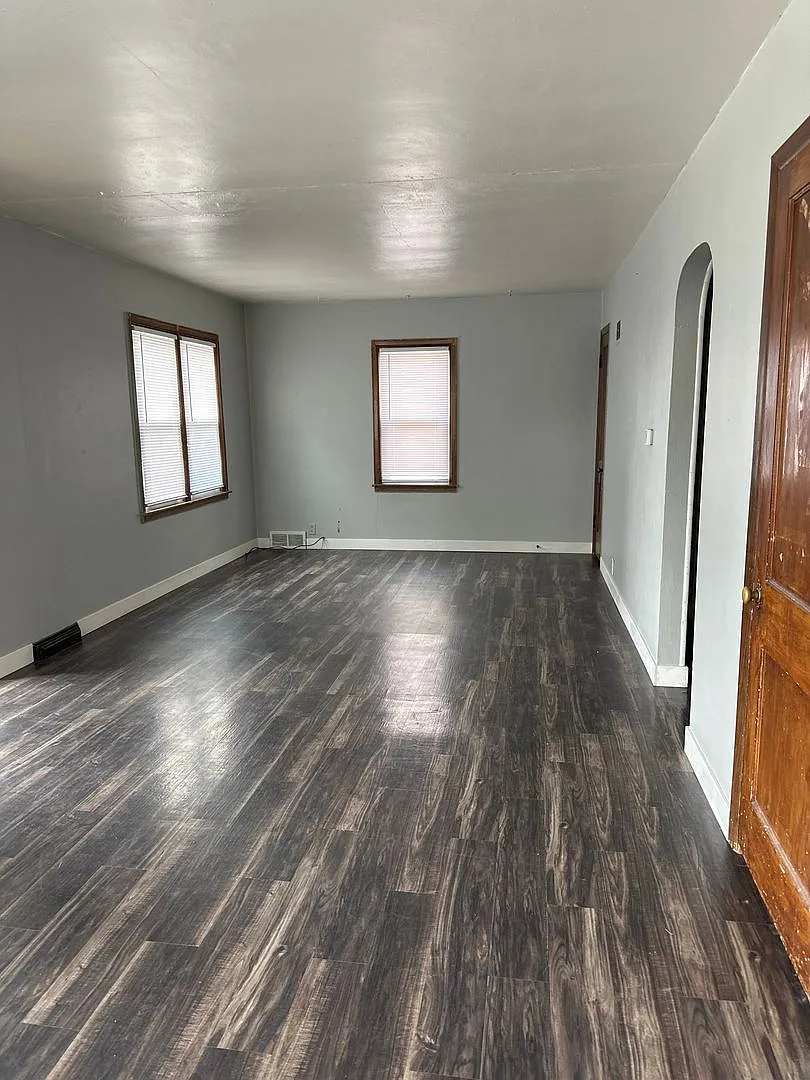 3 Bedroom 1 Bath Single Family Home 1324 Stratford Waterloo, IA — Photo 2