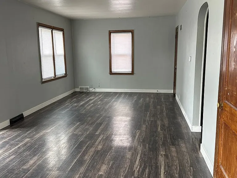1324 Stratford Ave — Photo 2