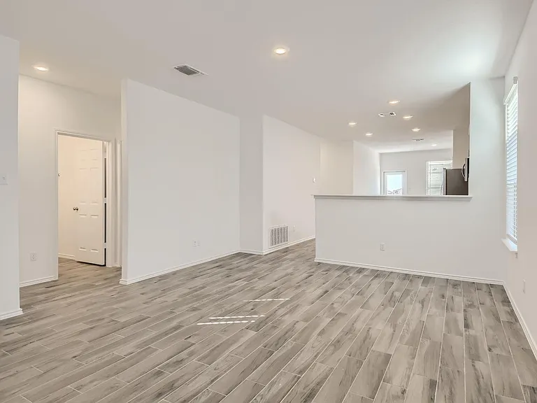 140 Bennington Dr — Photo 7