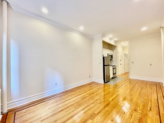 3rd image of 324 E 34th St APT B3