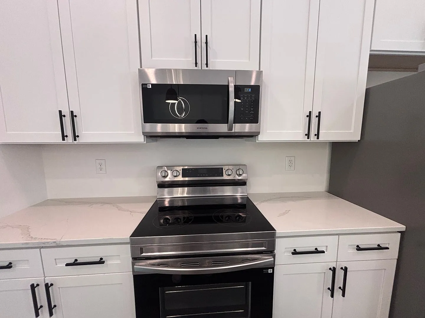 Like New Home! Three-Bedroom, Two Bath, Furnished home Is Now Available in Castlewood! — Photo 3