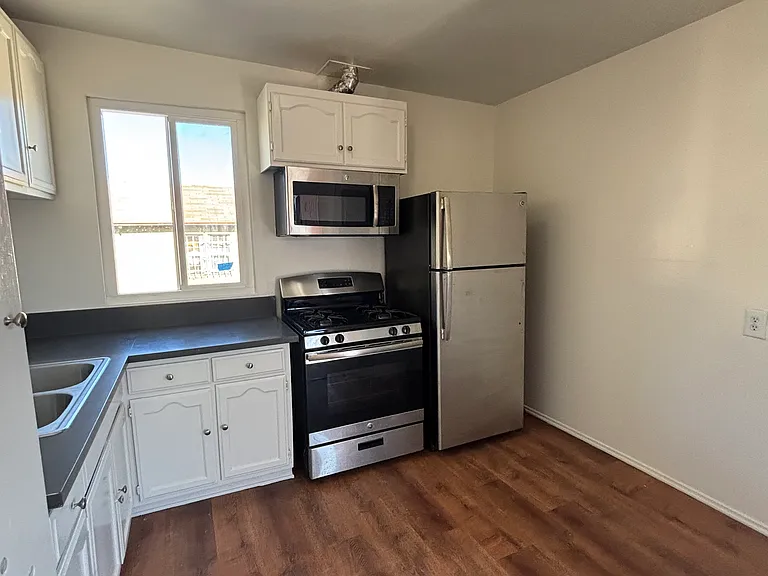 1513 W 28th St #7 — Photo 8