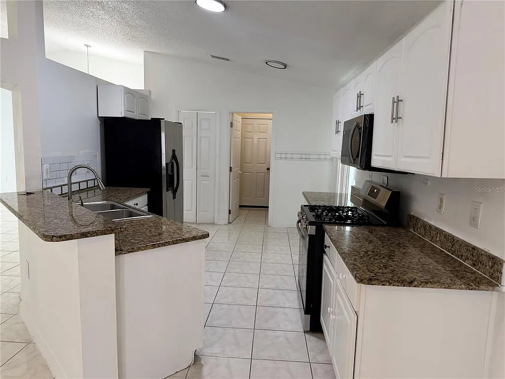 4 bed, 2.0 bath, 1902 sqft, $2,200 — Photo 3