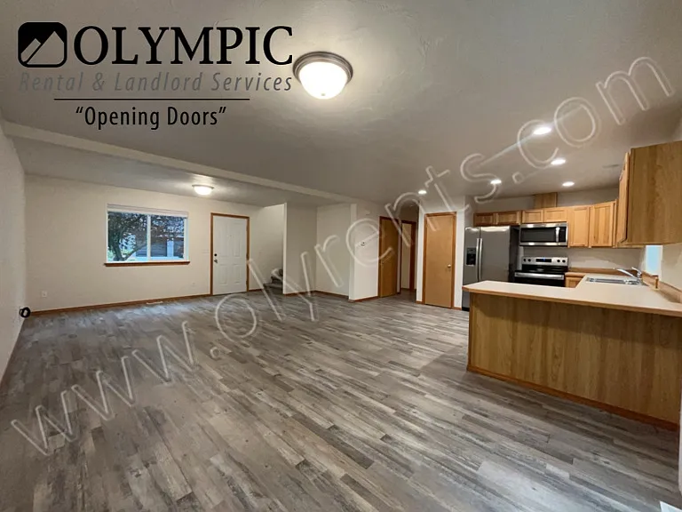 Large Tumwater Hill Home, Private setting. 3 Bd 3.5 Ba & Huge Bonus Rm — Photo 4