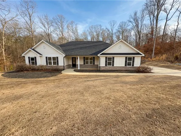 951 Oconee Ln, Commerce, GA 30529