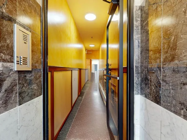 45-44 Vernon Boulevard image 9 of 17