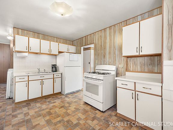 5th image of 156 E Fullerton Ave
