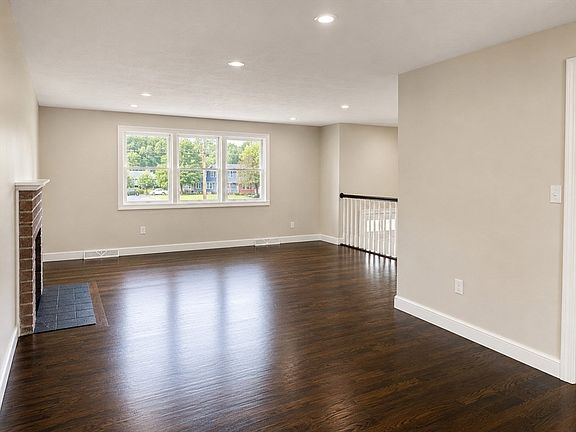 4th image of 23 Ledgewood Dr