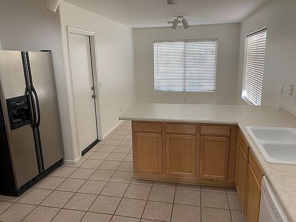Dining Area & Breakfast Bar