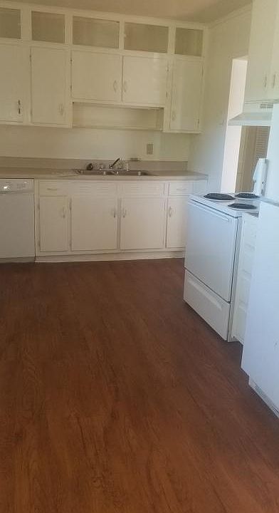 2nd image of 403 Elm St