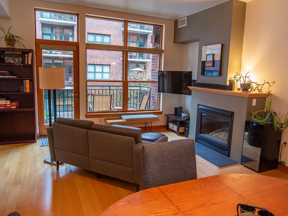 Living room w/ fireplace