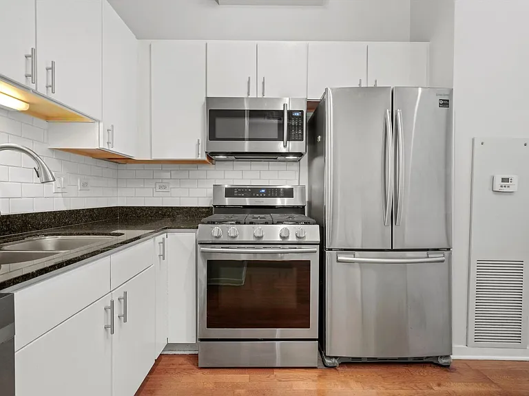 700 N Larrabee St #1004 — Photo 9