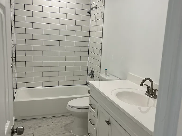 134 Hill Cres — Photo 3