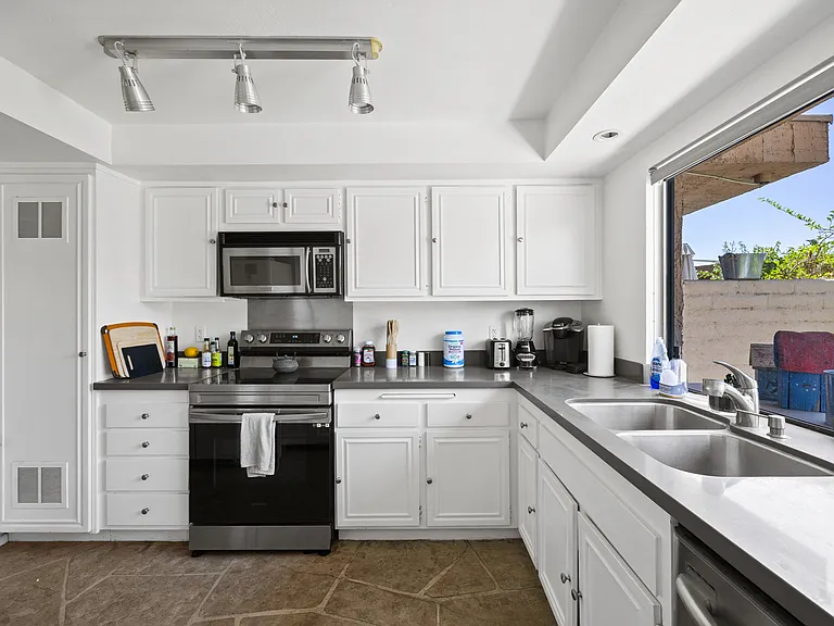 2345 Los Patos Dr — Photo 10