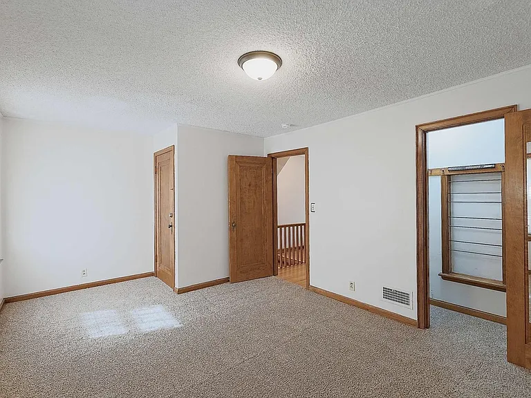 2735 S 16th St — Photo 16