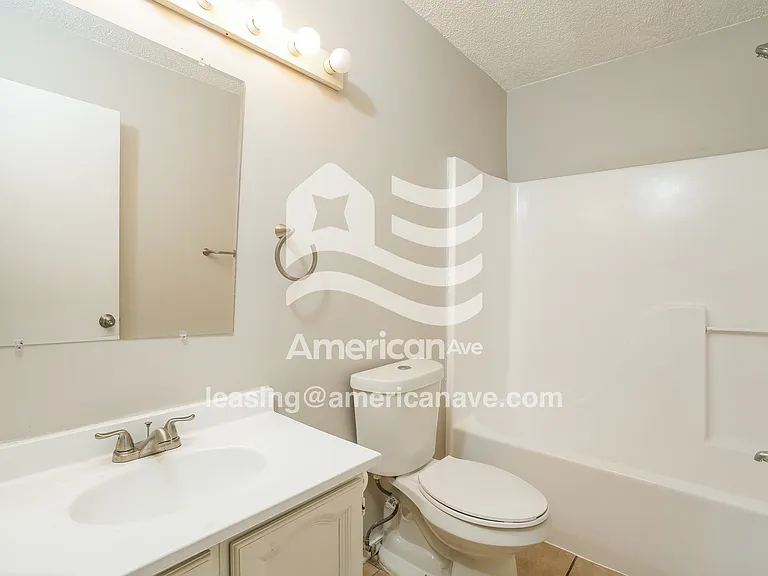1554435_009_main_bathroom_12814976.jpg