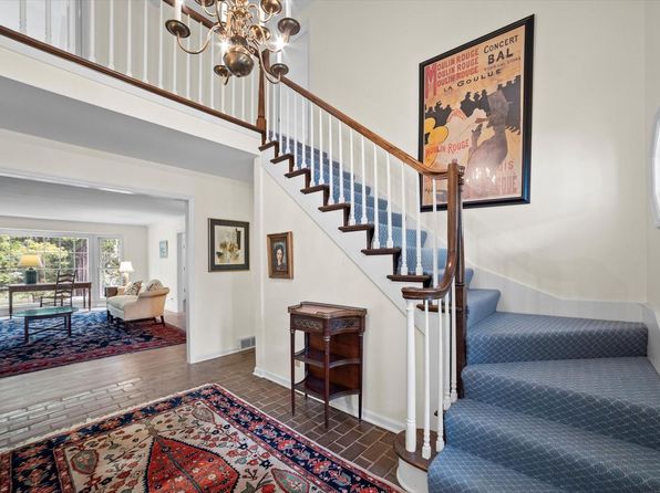 934 West Shaker CIRCLE, Mequon, WI 53092