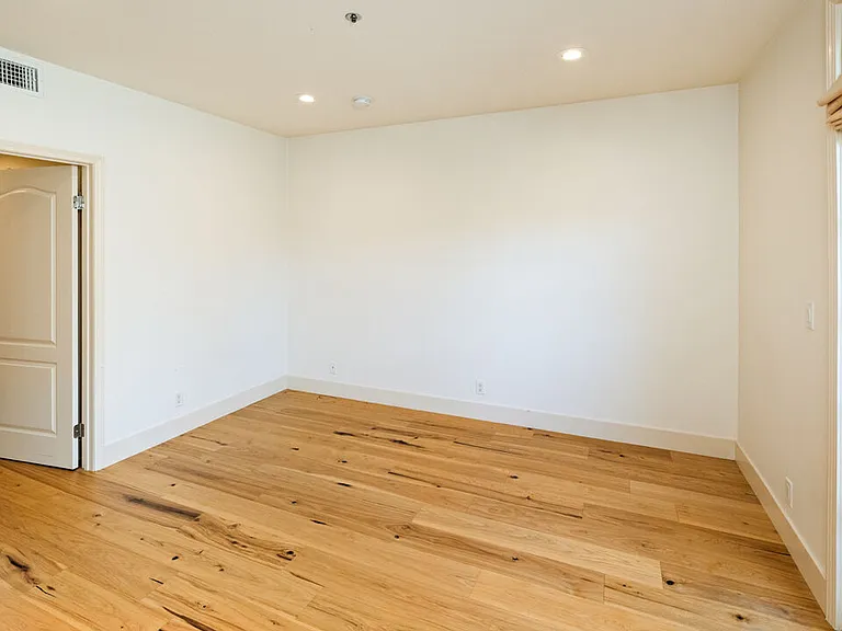 575 S Barrington Ave #305 — Photo 16