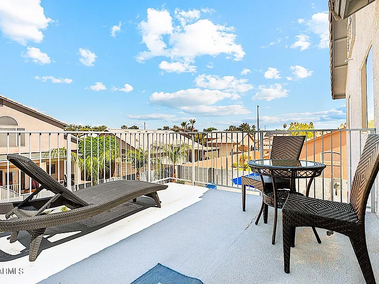 1052 E Washington Ave — Photo 35