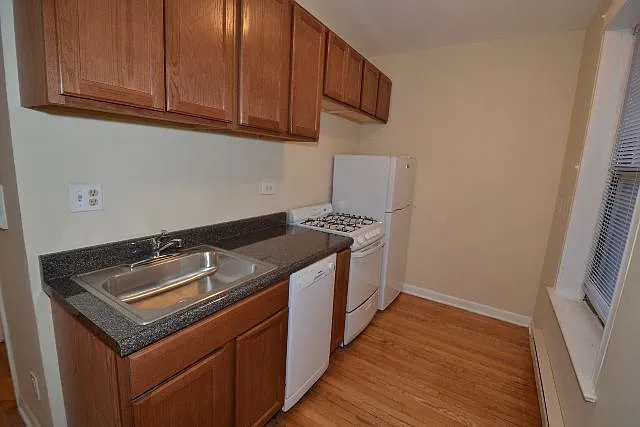 Magnificent 1 Bed, 1 Bath at Waveland + Sheffield (Wrigleyville) — Photo 2