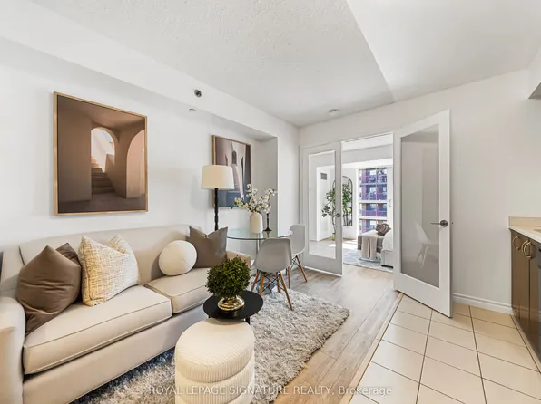 35 Saranac Blvd #721, Toronto, ON M6A 2G4