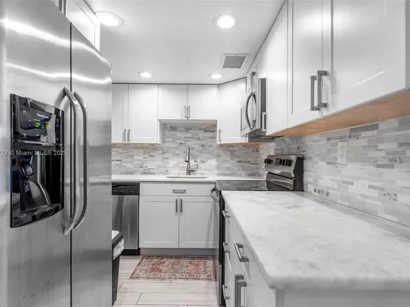 2970 NE 16th Ave APT 208, Oakland Park, FL 33334