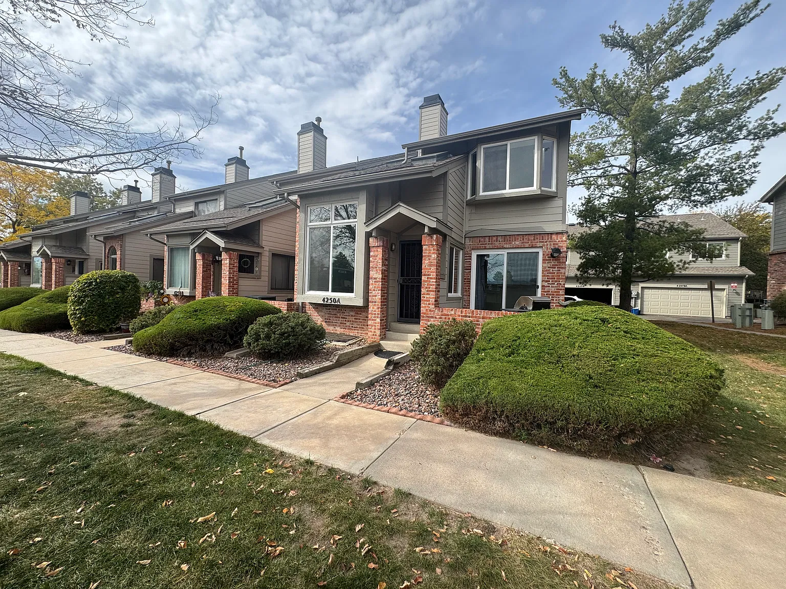 4 bed, 2.5 bath, 2200 sqft, $2,900 — Photo 2