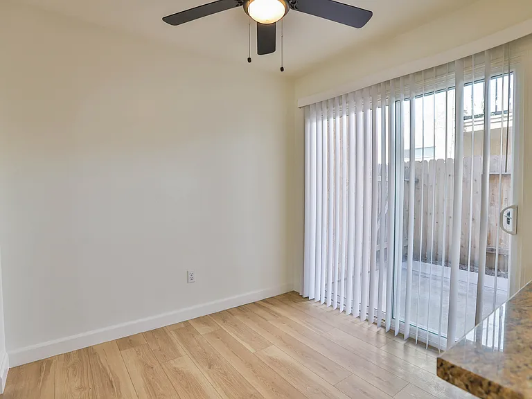 327 W Kelly Ave #B — Photo 14