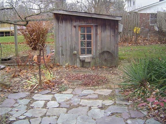 4th image of 2927 Tulip Dr