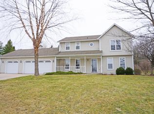 907 Duchess Ct, Oconomowoc, WI 53066