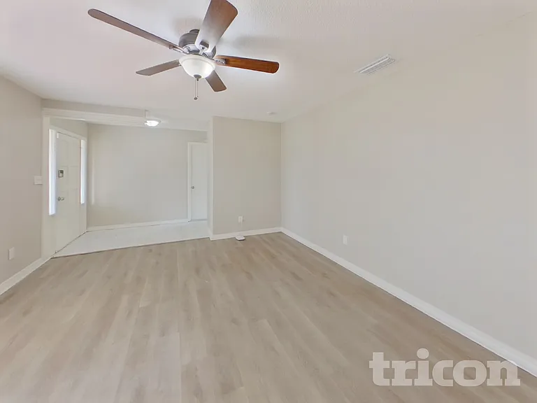 816 Centerwood Ct — Photo 2