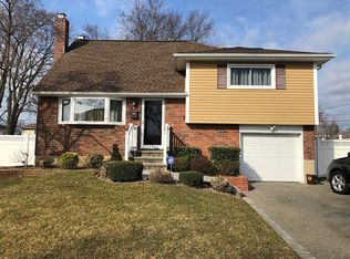 10 Martin St, Massapequa, NY 11758