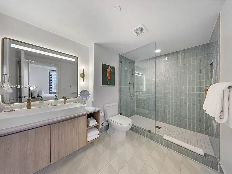 159 NE 6th St #2402 — Photo 9