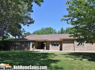 8220 Dundee Dr, Lincoln, NE 68510