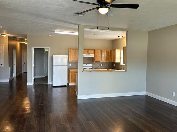 3rd image of 886 Derry Dr