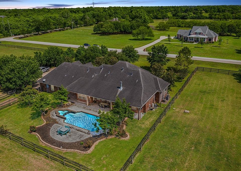1st image of 3811 Blue Grass Dr