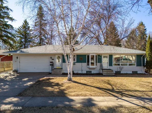 3515 10th Ave N, Grand Forks, ND 58203
