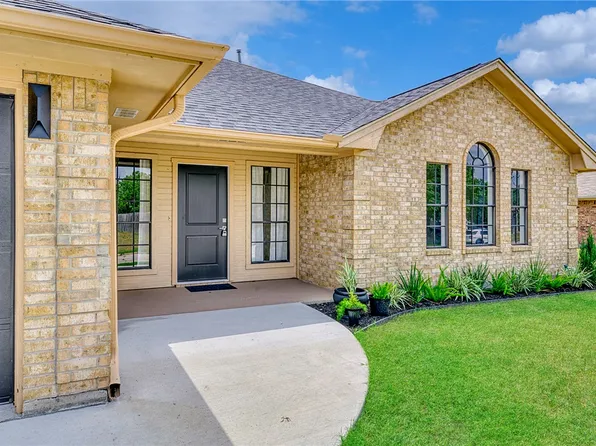 3800 Sierra Dr, Bryan, TX 77802