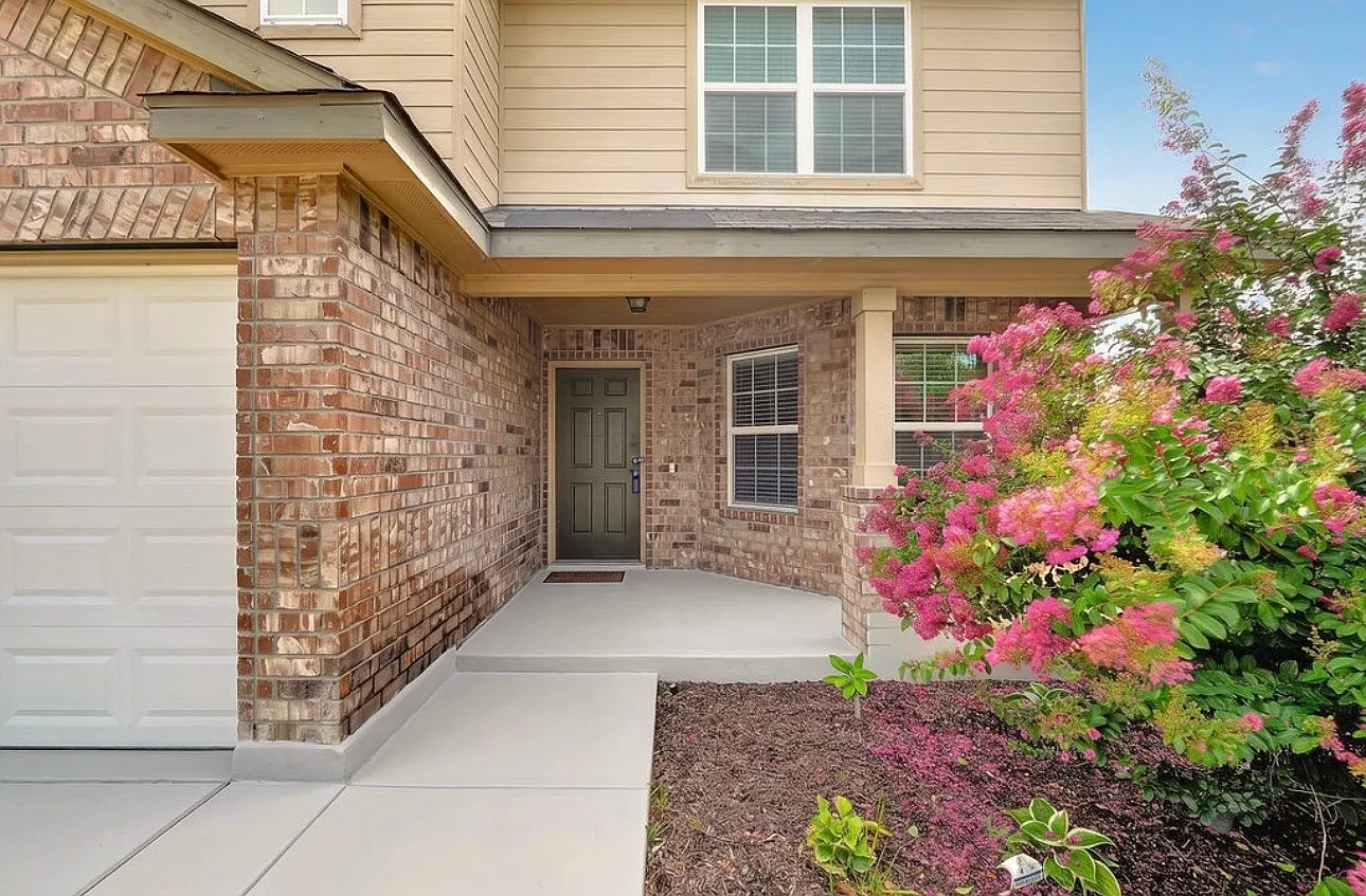 4 bed, 2324 sqft, $2,300 — Photo 4