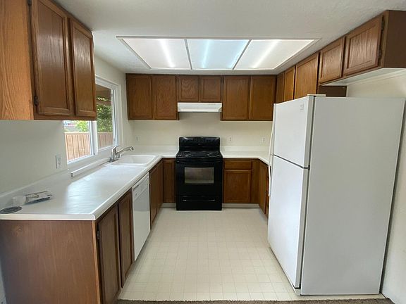 Kitchen with Fridge, Stove/Oven, Dishwasher, Garbage Disposal