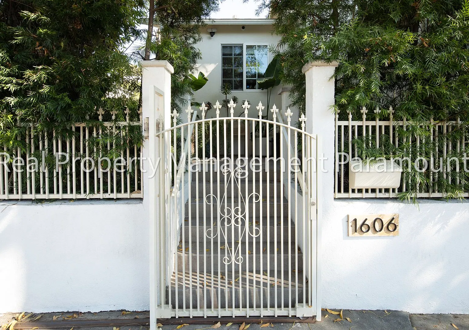 Fully Renovated Los Feliz Home with Private Yard, Two-Car Garage & Creative Studio — Photo 4